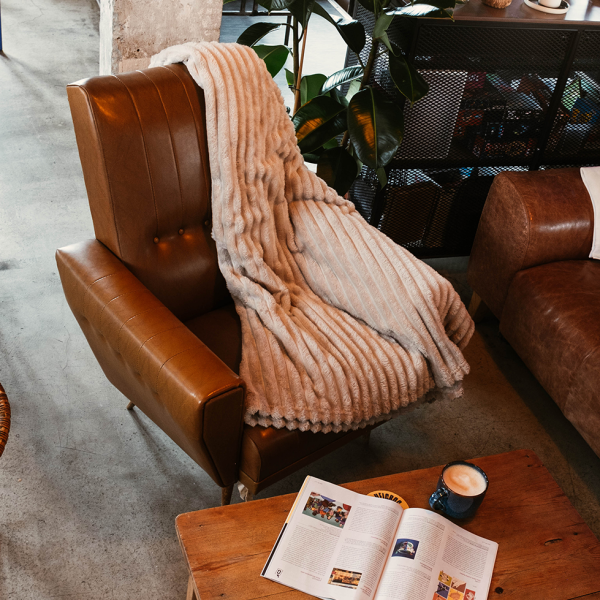 Intérieur cosy du Velcroc bar à Lyon