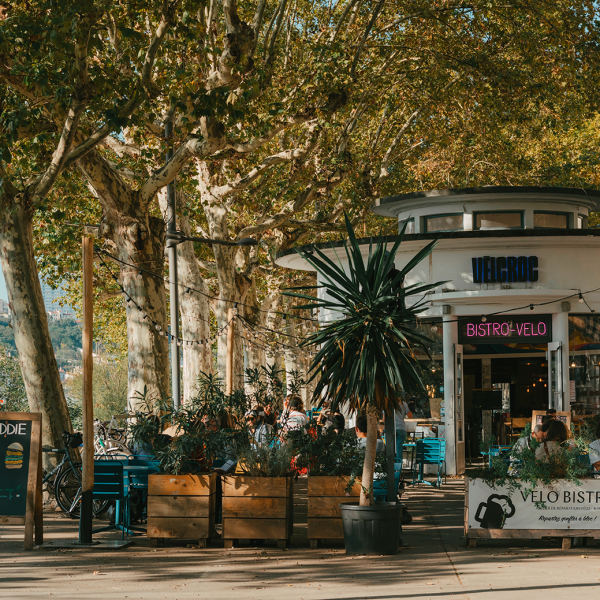 Terrasse du Velcroc Lyon avec vue sur la Basilique de Fourvière !