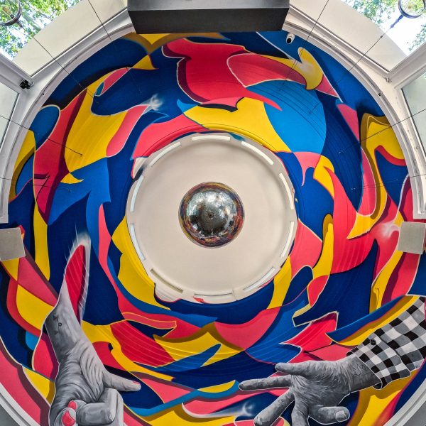 Plateau de la rotonde du Velcroc avec une graph' coloré et une énorme boule à facettes